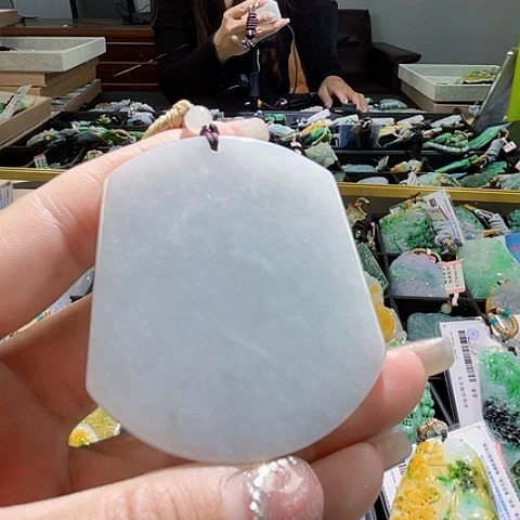 翡翠未镶嵌颈饰一个