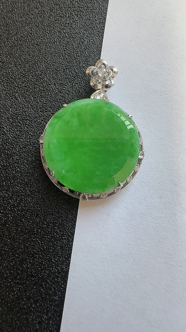 正阳绿圆牌吊坠，种老色艳丽气质冠军同款