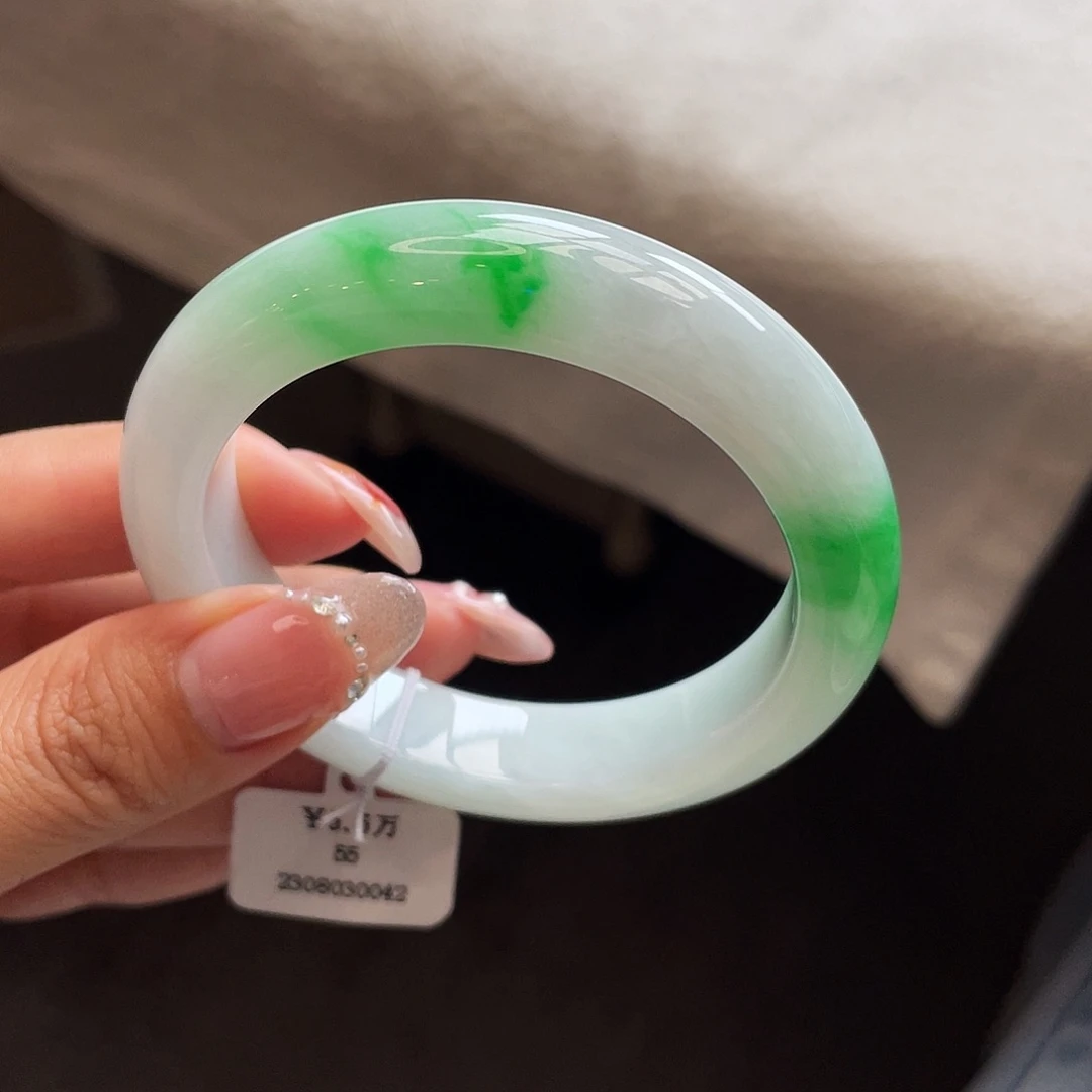 翡翠手镯未镶嵌55圈