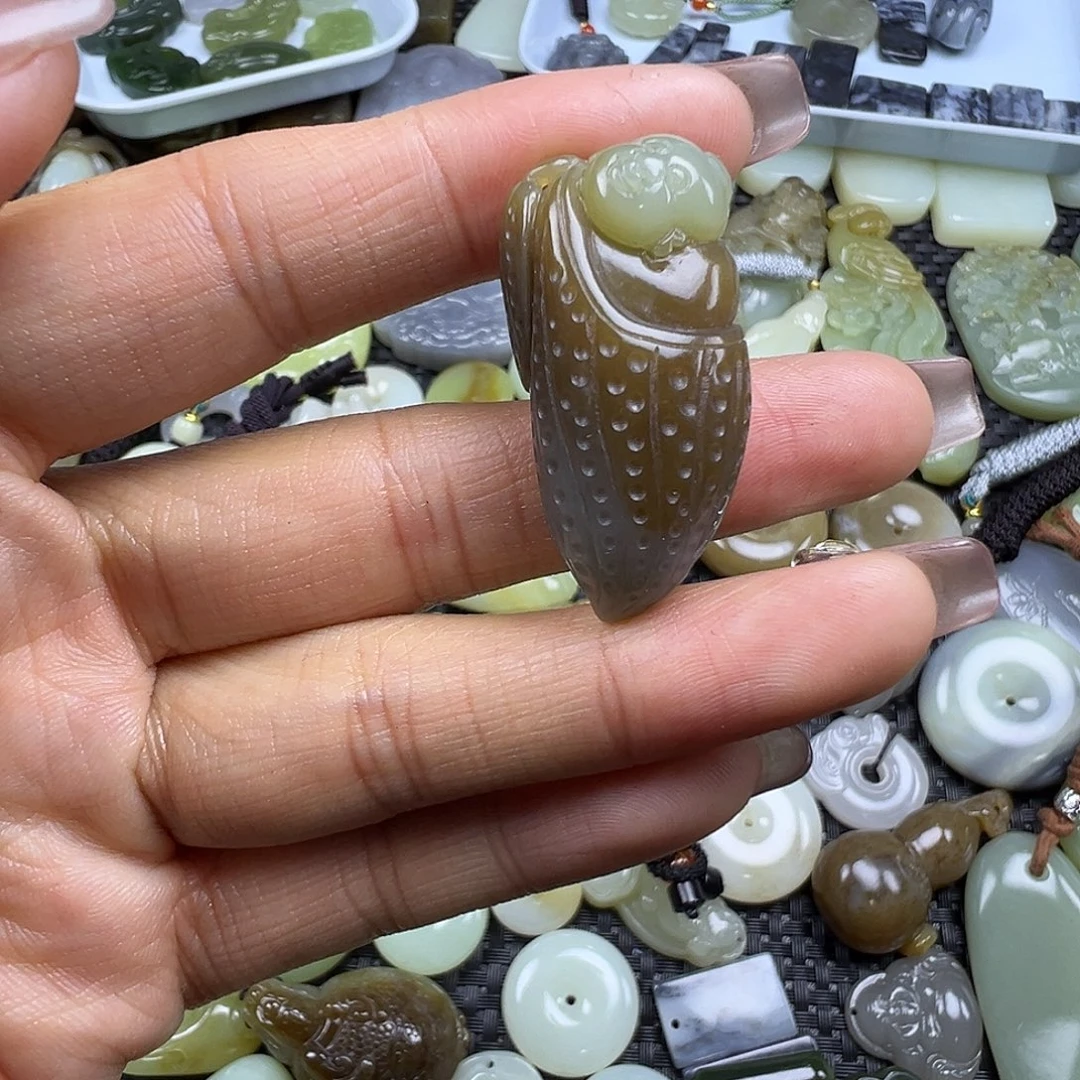 和田玉未镶嵌颈饰卡36.7