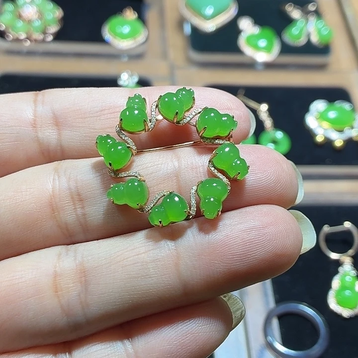 和田玉（碧玉）18K金镶嵌吊坠(不含链)碧玉苹果绿浓艳多面镶嵌