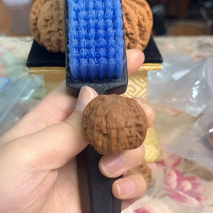 文玩核桃把件一只核桃送一把刷子