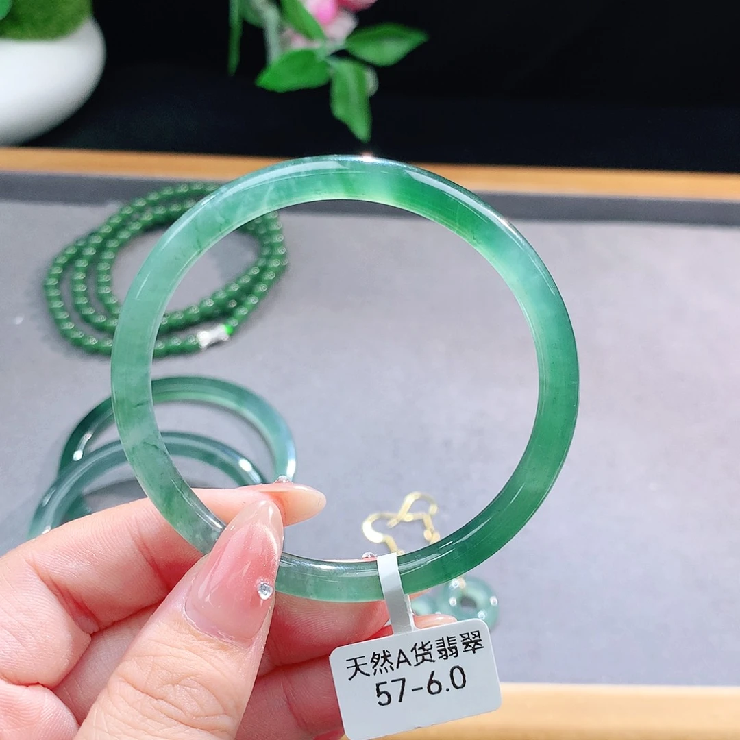 未镶嵌手镯（圆镯）翡翠