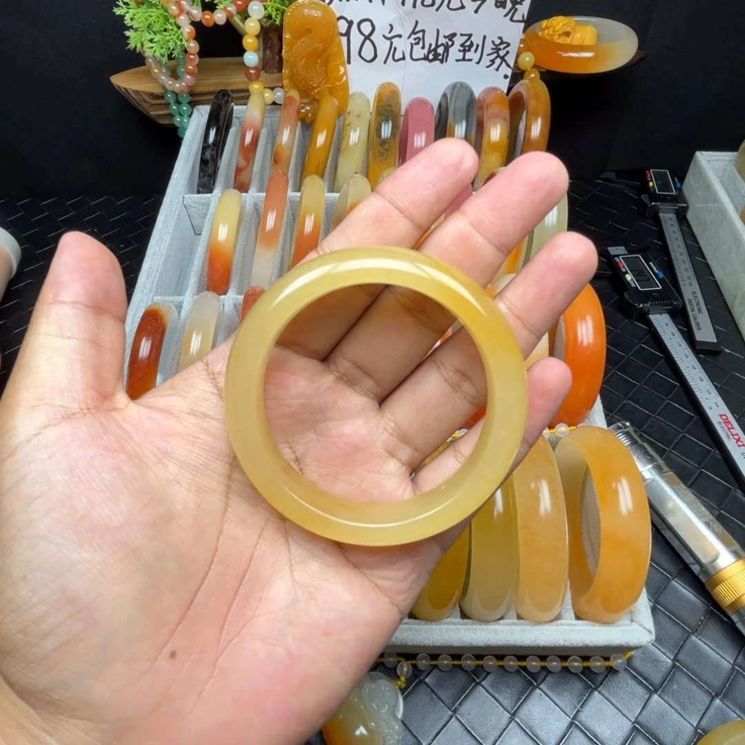 小****未镶嵌石英质玉（黄龙玉）手镯