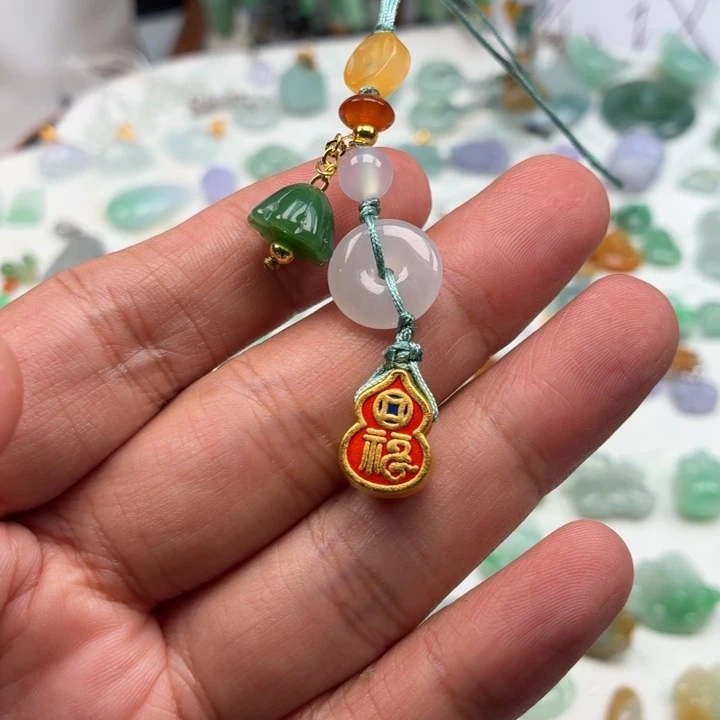 翡翠未镶嵌颈饰红葫芦