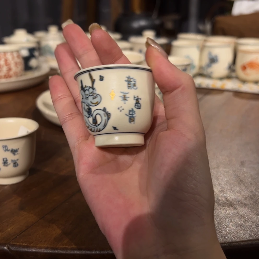 瓷片陶瓷。       陶瓷。