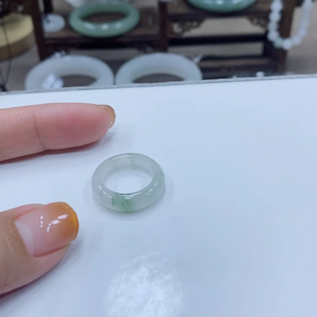 涓***涓石英质玉未镶嵌手镯