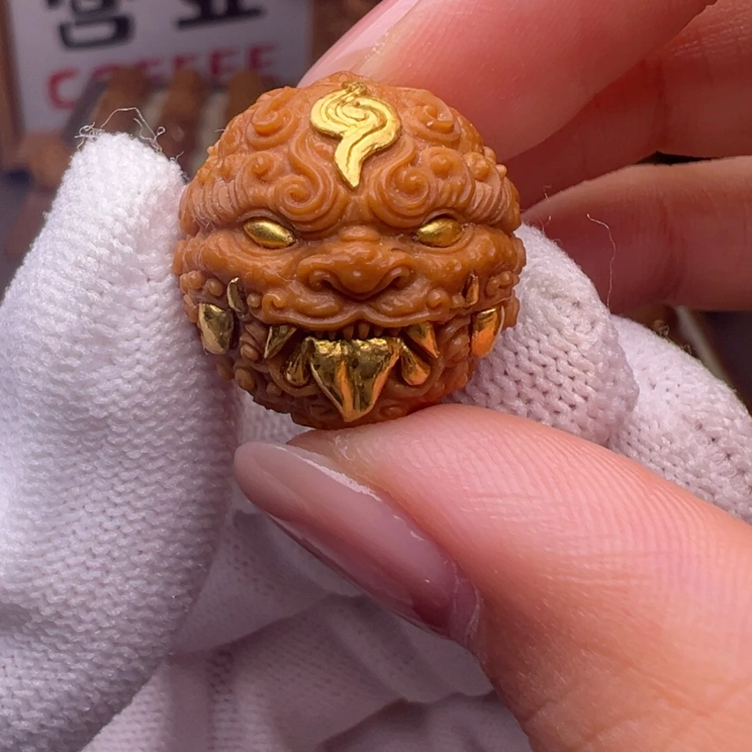 把件猴头核桃精修镶嵌金唐狮全品有正常封口线