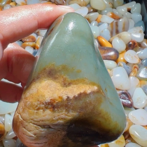 和田玉未镶嵌珠宝奇石204克