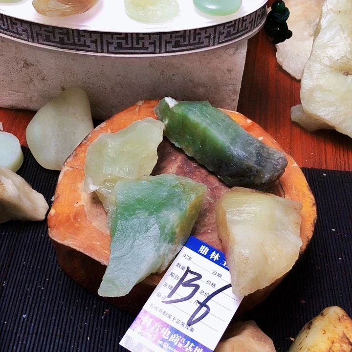 未镶嵌蛇纹石玉珠宝奇石