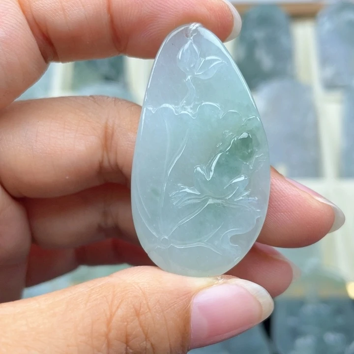 翡翠未镶嵌颈饰呱呱来财