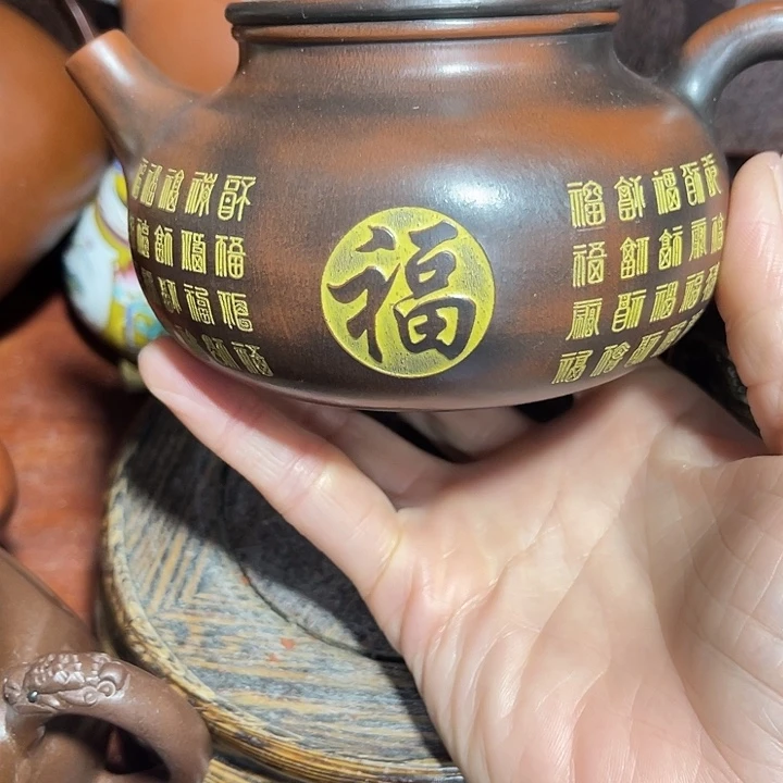 茶壶紫砂原矿泥料手工制作的一把紫砂壶。