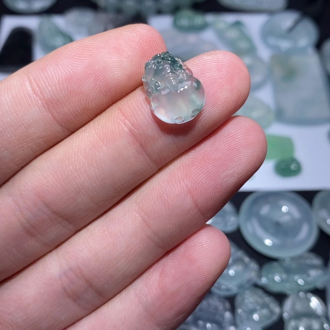 翡翠未镶嵌颈饰貔貅