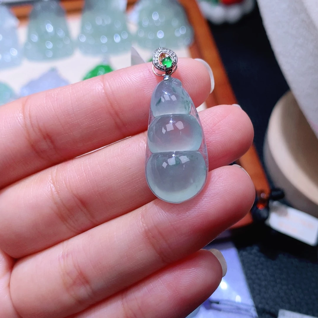 颈饰18K金镶嵌翡翠福豆