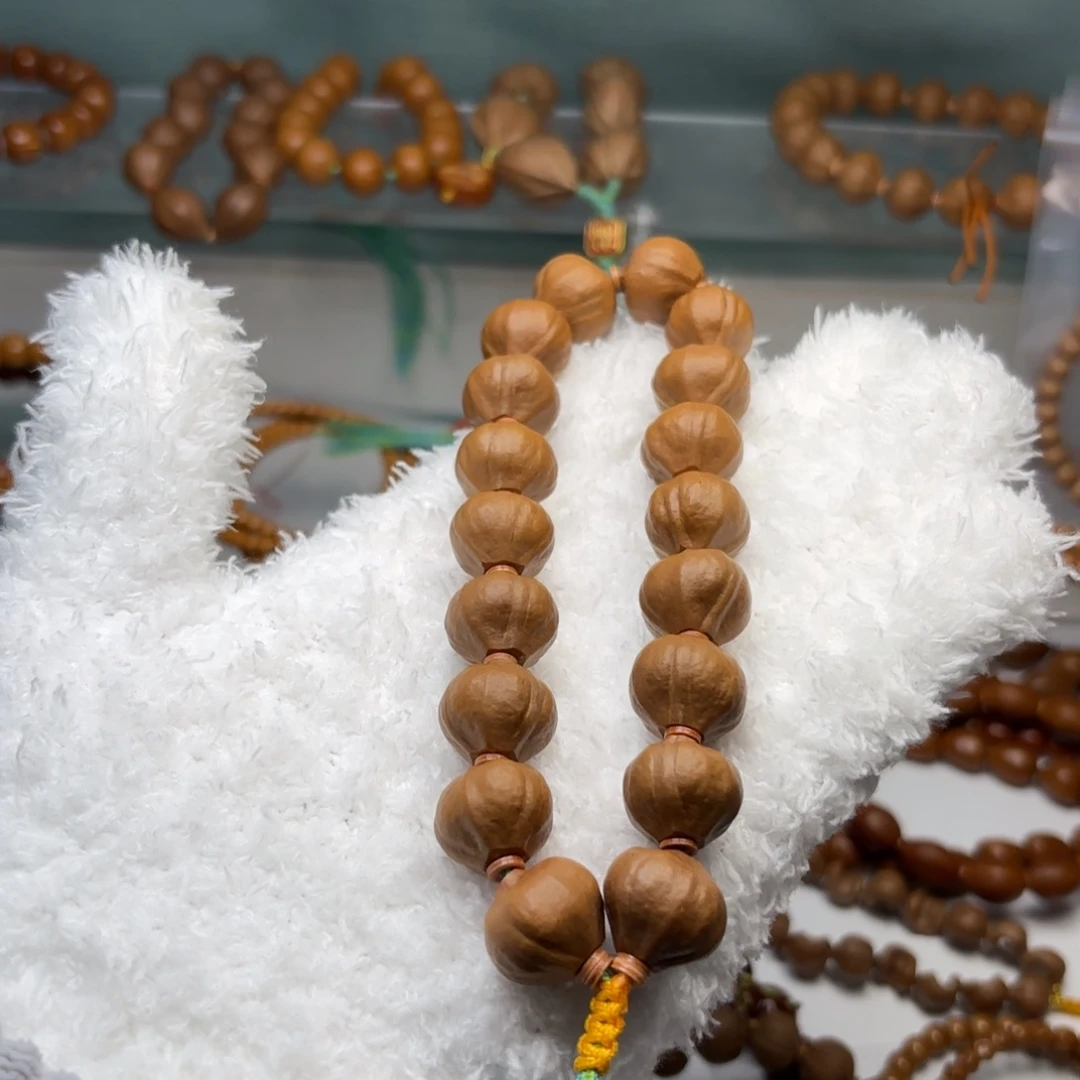 橄榄核吊坠1.65蜜桃手持