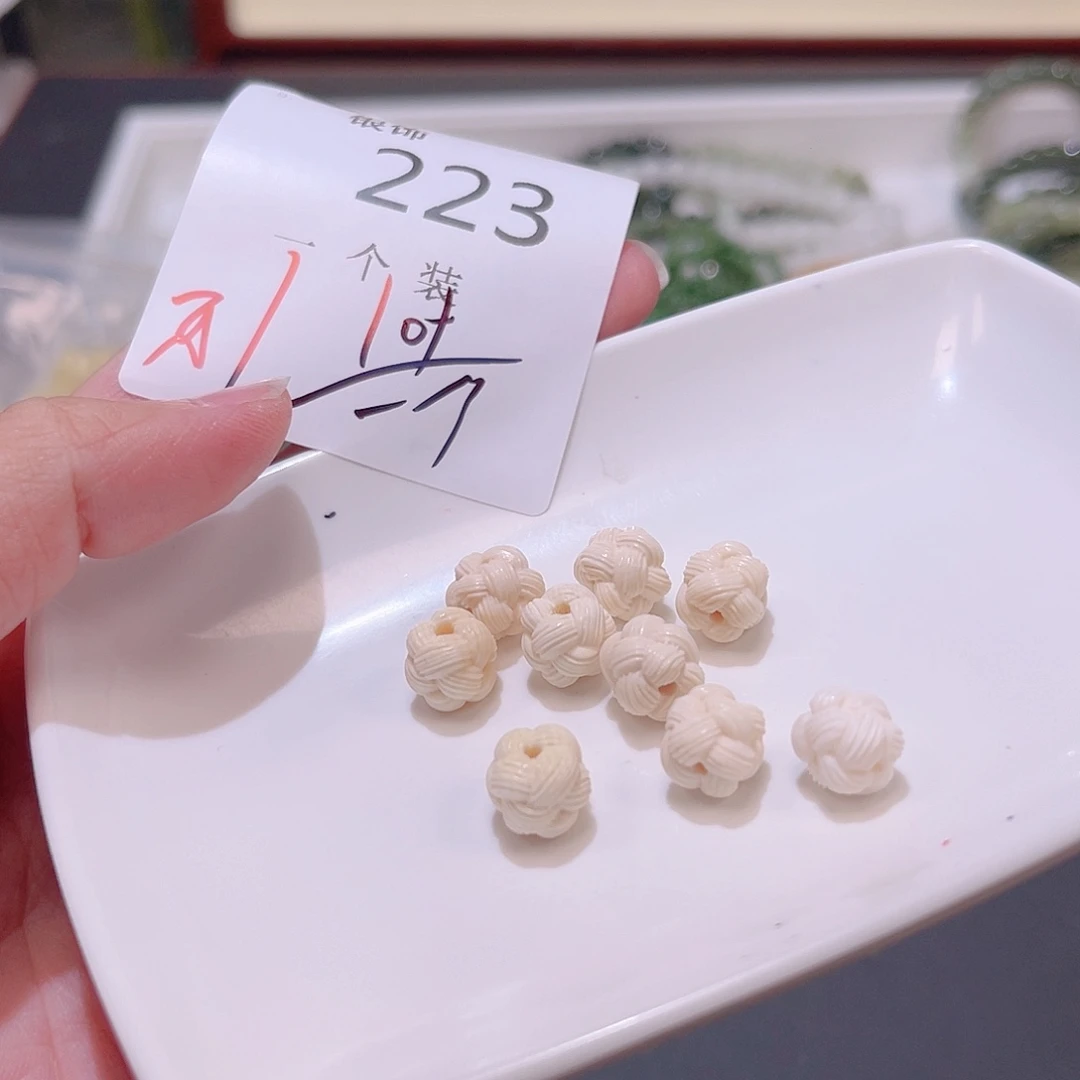 未镶嵌珠宝半成品水晶223 。