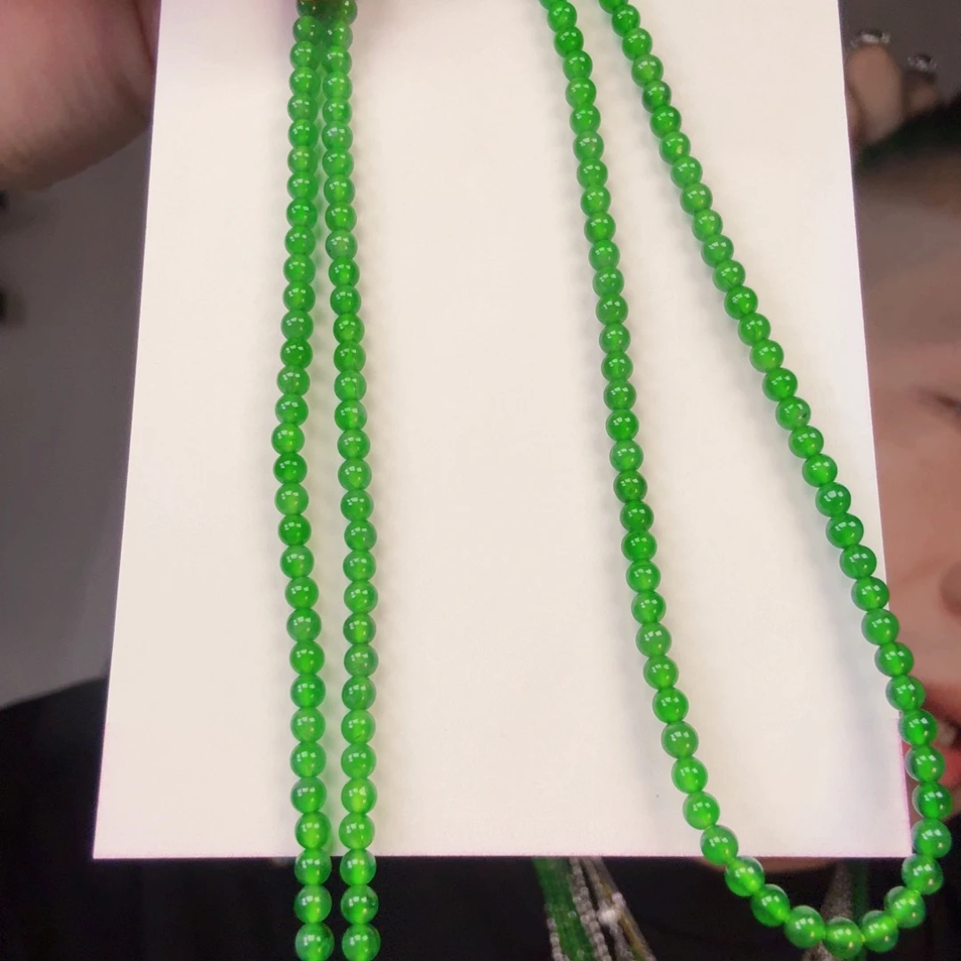 翡翠未镶嵌颈饰一件