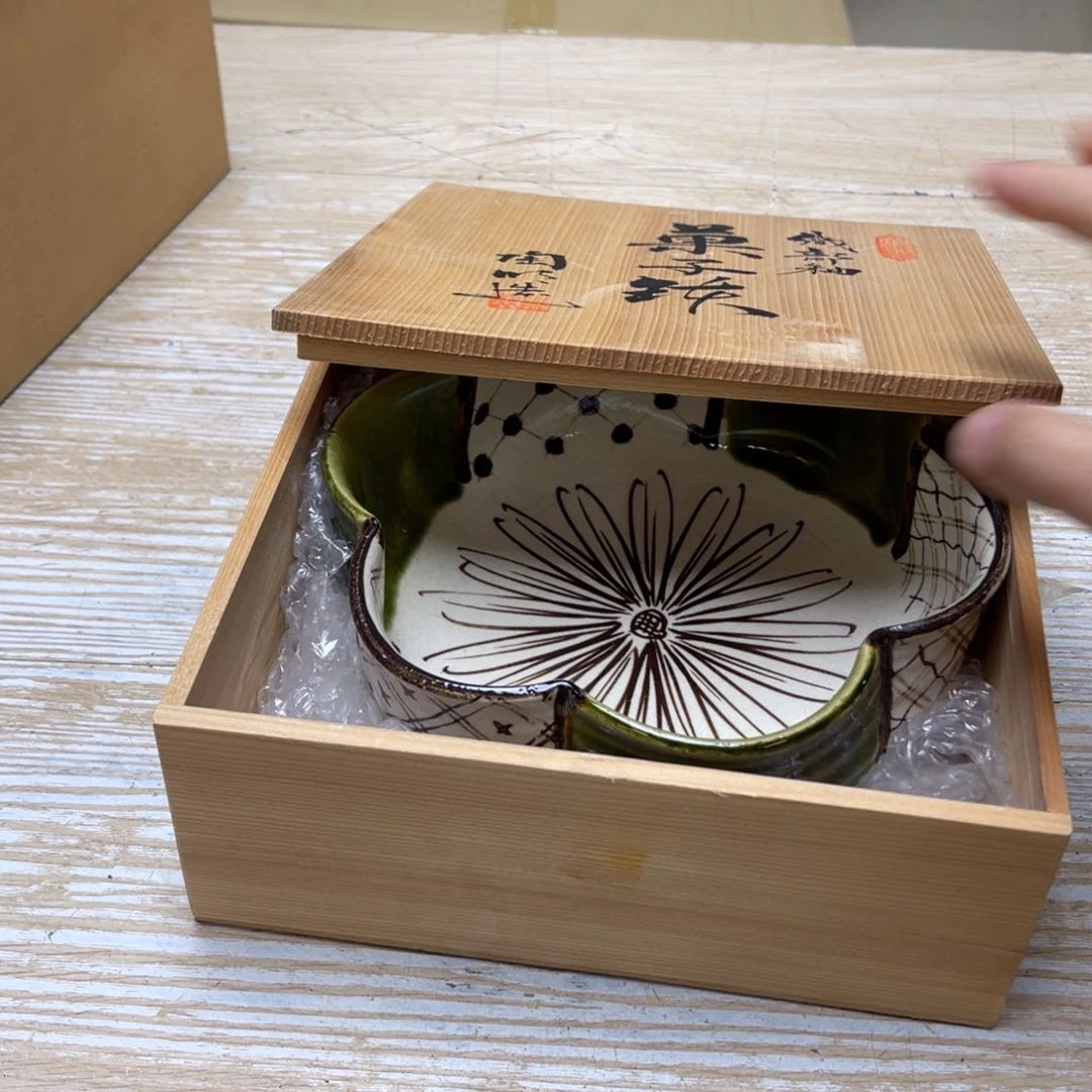 瓷片只**买密密麻麻地排列着一个