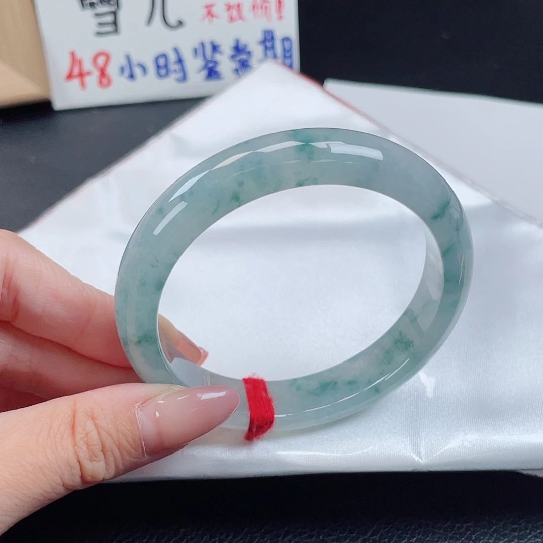 翡翠手镯未镶嵌飘花