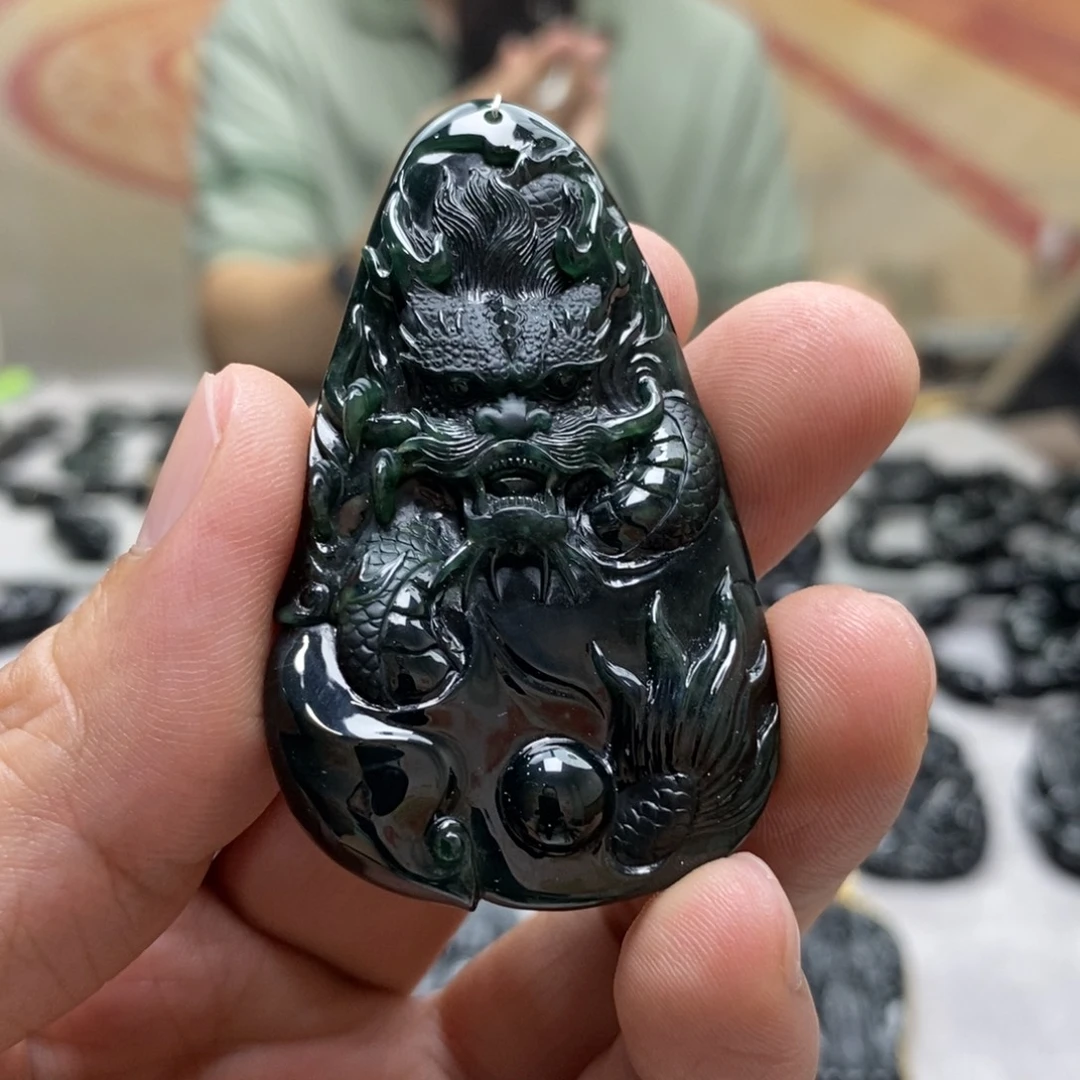 翡翠未镶嵌颈饰龙牌