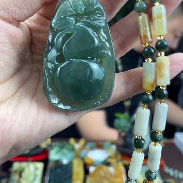 蛇纹石玉未镶嵌颈饰