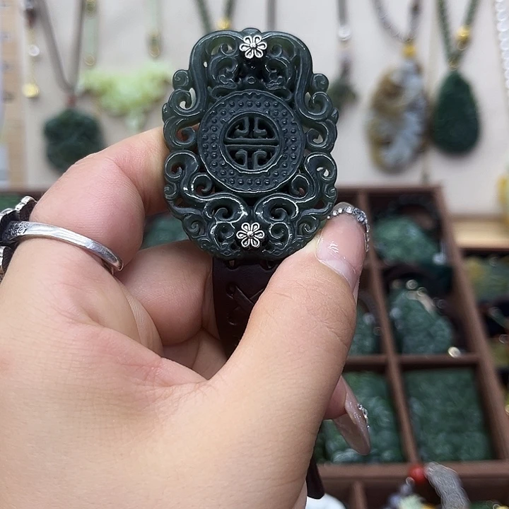 蛇纹石玉未镶嵌颈饰