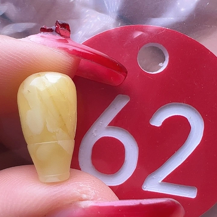 蜜蜡裸石未镶嵌微瑕 8.1mm 三通