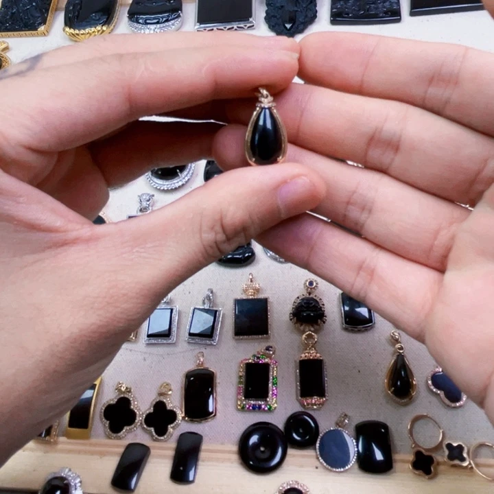 18K金镶嵌定制翡翠这**？墨翠雨滴吊坠