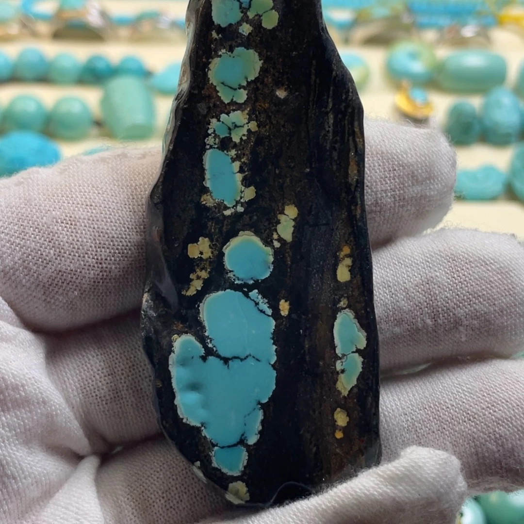 绿松石未镶嵌颈饰