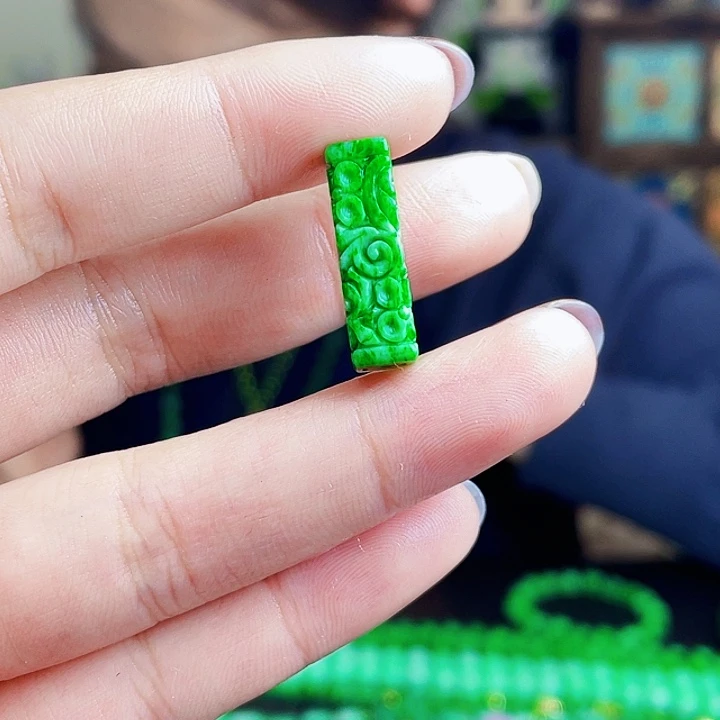 翡翠未镶嵌颈饰多样性