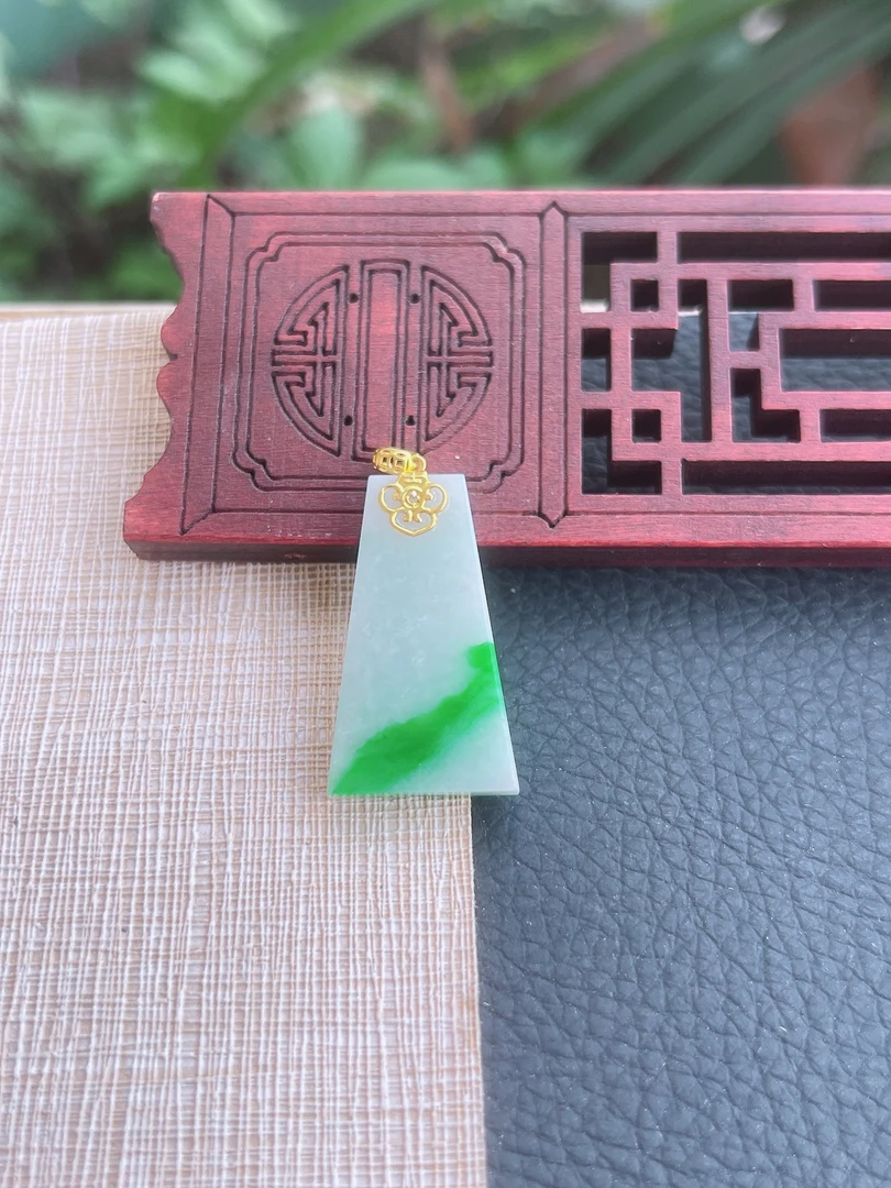 天然缅甸A货翡翠.水润飘阳绿平安无事牌吊坠.尺寸27.2-15.7-4.6