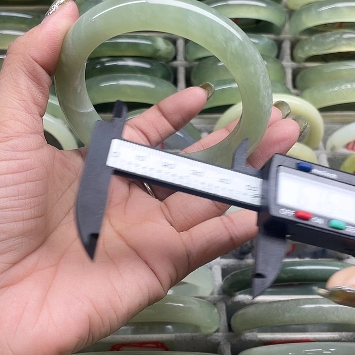 蛇纹石玉未镶嵌手镯375