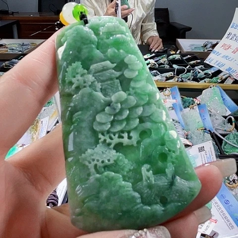 翡翠未镶嵌颈饰一个