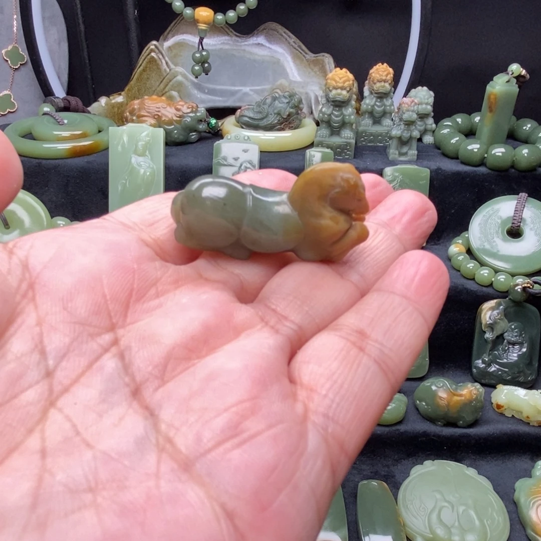 未镶嵌岫岩河磨玉（透闪石质玉）挂件