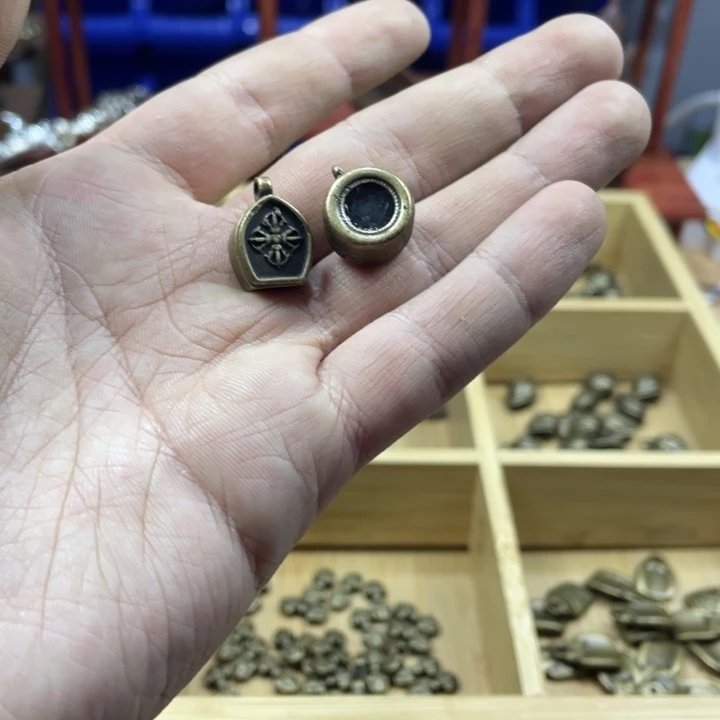 藏传嘎乌盒黄利马两个微瑕