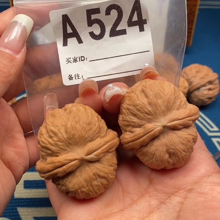 文玩核桃吊坠元宝浮黄42A524