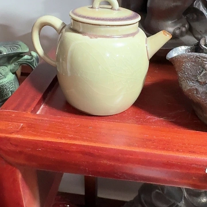 主人杯一个，瓷。。品茗