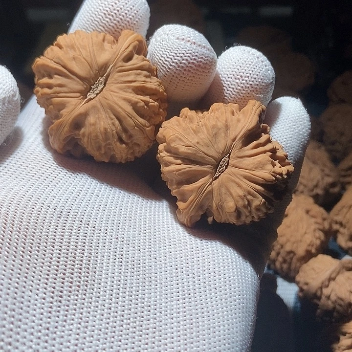 文玩核桃吊坠球白微修