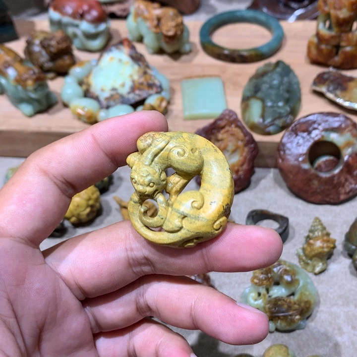 未镶嵌岫岩河磨玉（透闪石质玉）挂件