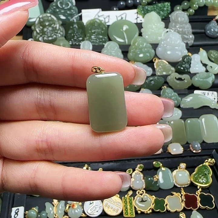 颈饰足金镶嵌和田玉