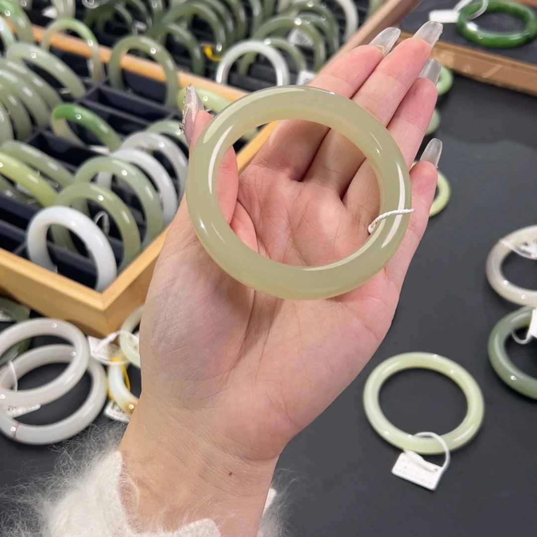 和田玉未镶嵌手镯