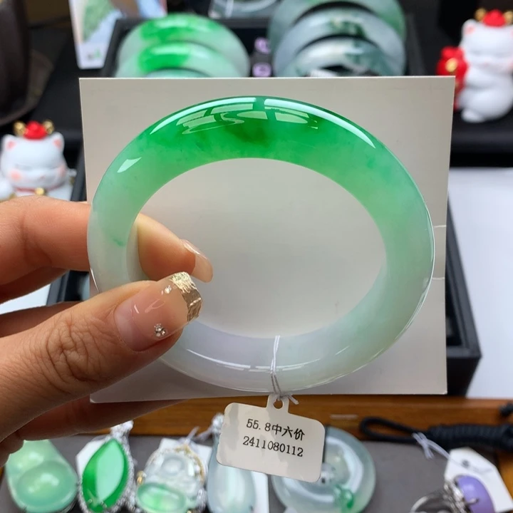 翡翠手镯未镶嵌正圈
