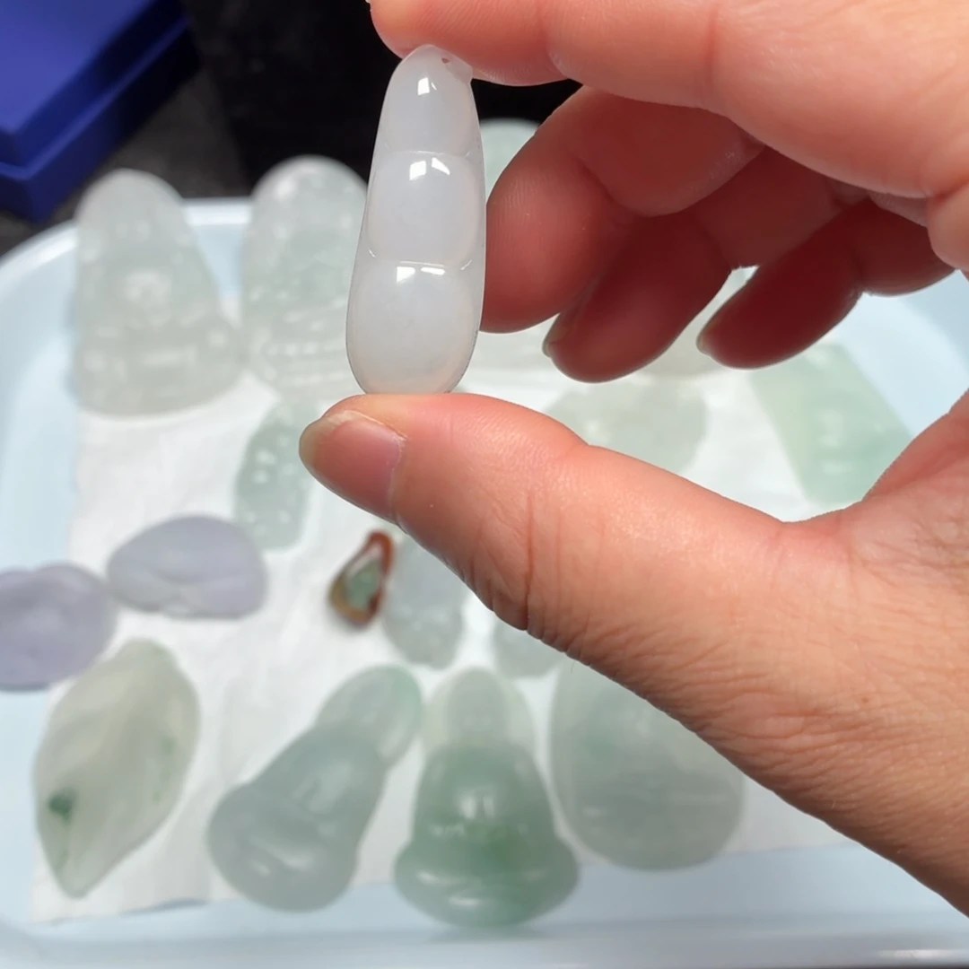 翡翠未镶嵌颈饰福豆