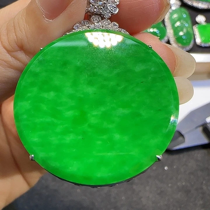 颈饰18K金镶嵌翡翠圆牌