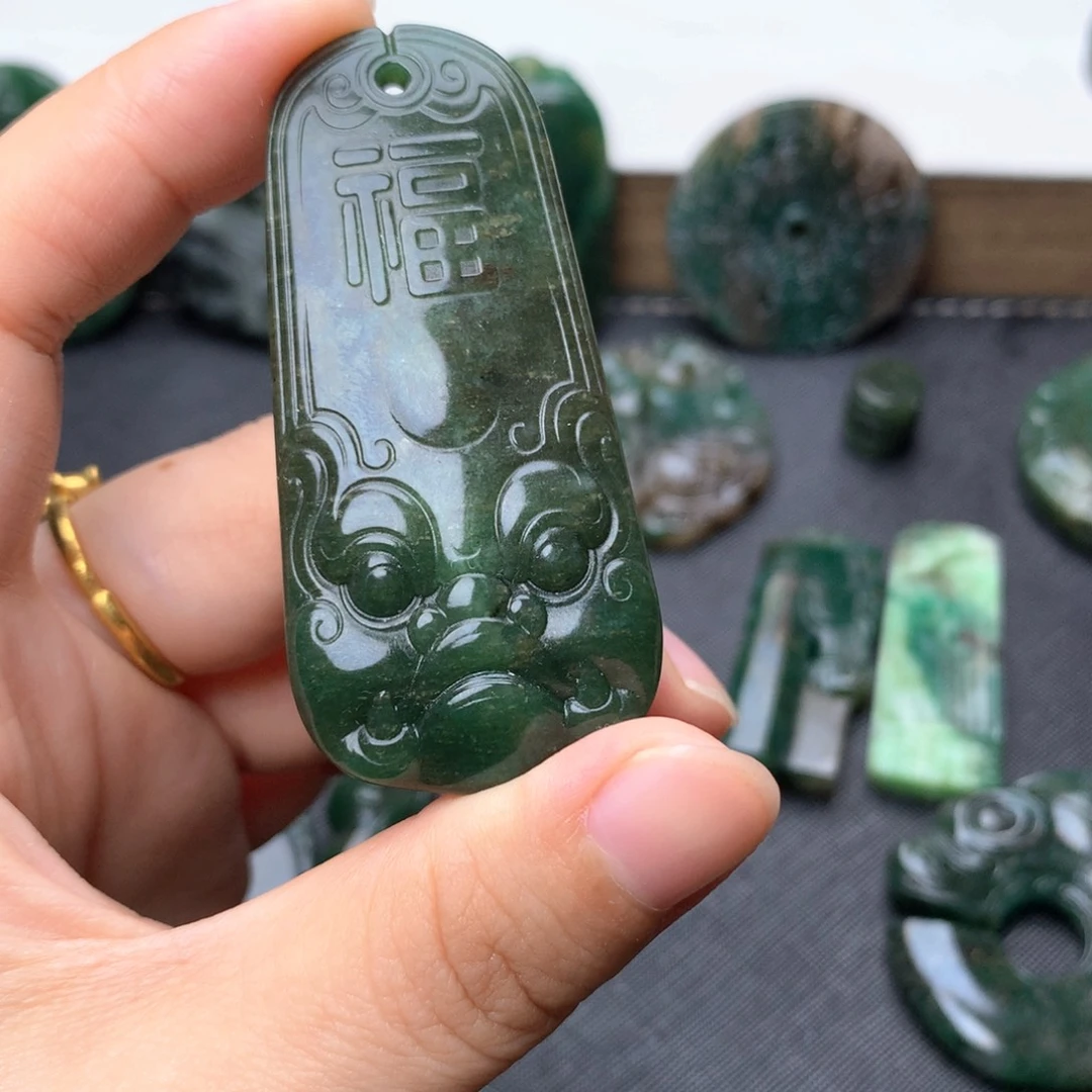 錢***多独山玉未镶嵌颈饰