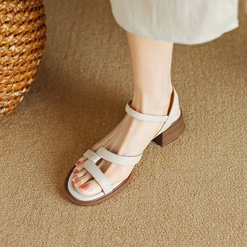 蜻蜒高级感时尚羊皮版凉鞋女真皮中跟粗跟露趾一字带配裙子妈妈鞋