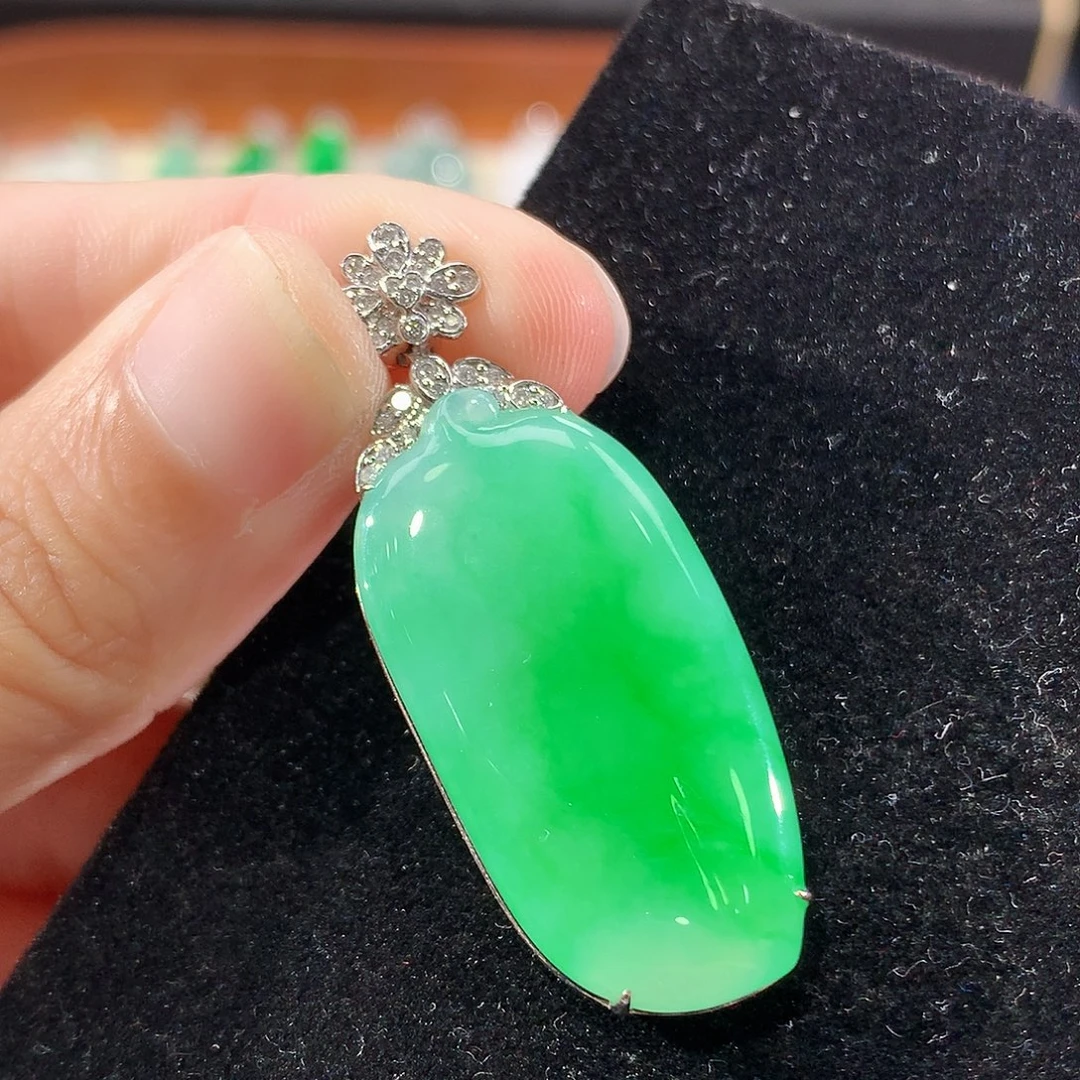 翡翠18K金镶嵌颈饰