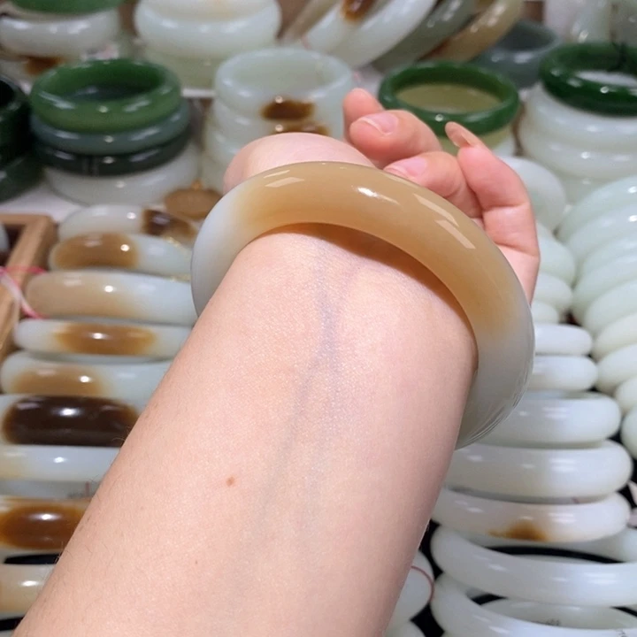 和田玉手镯未镶嵌糖白带翠镯56