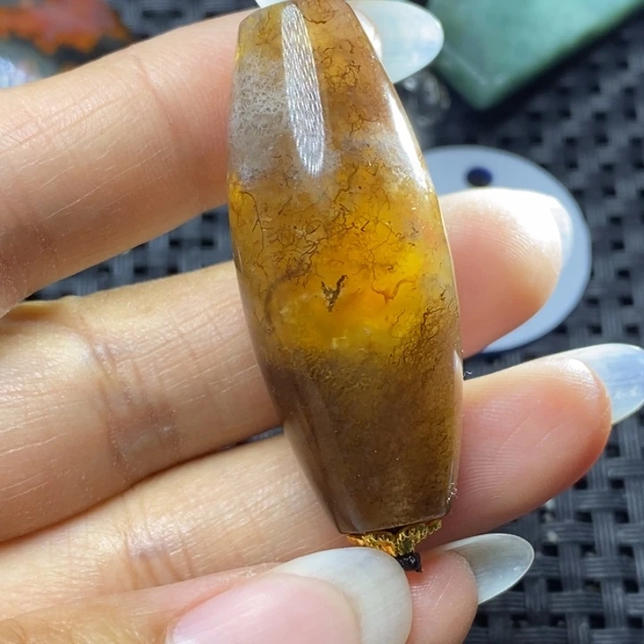 未镶嵌颈饰玛瑙/玉髓阿**?
