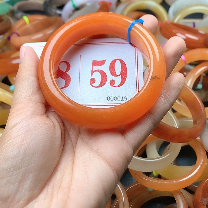 未镶嵌石英质玉（黄龙玉）手镯